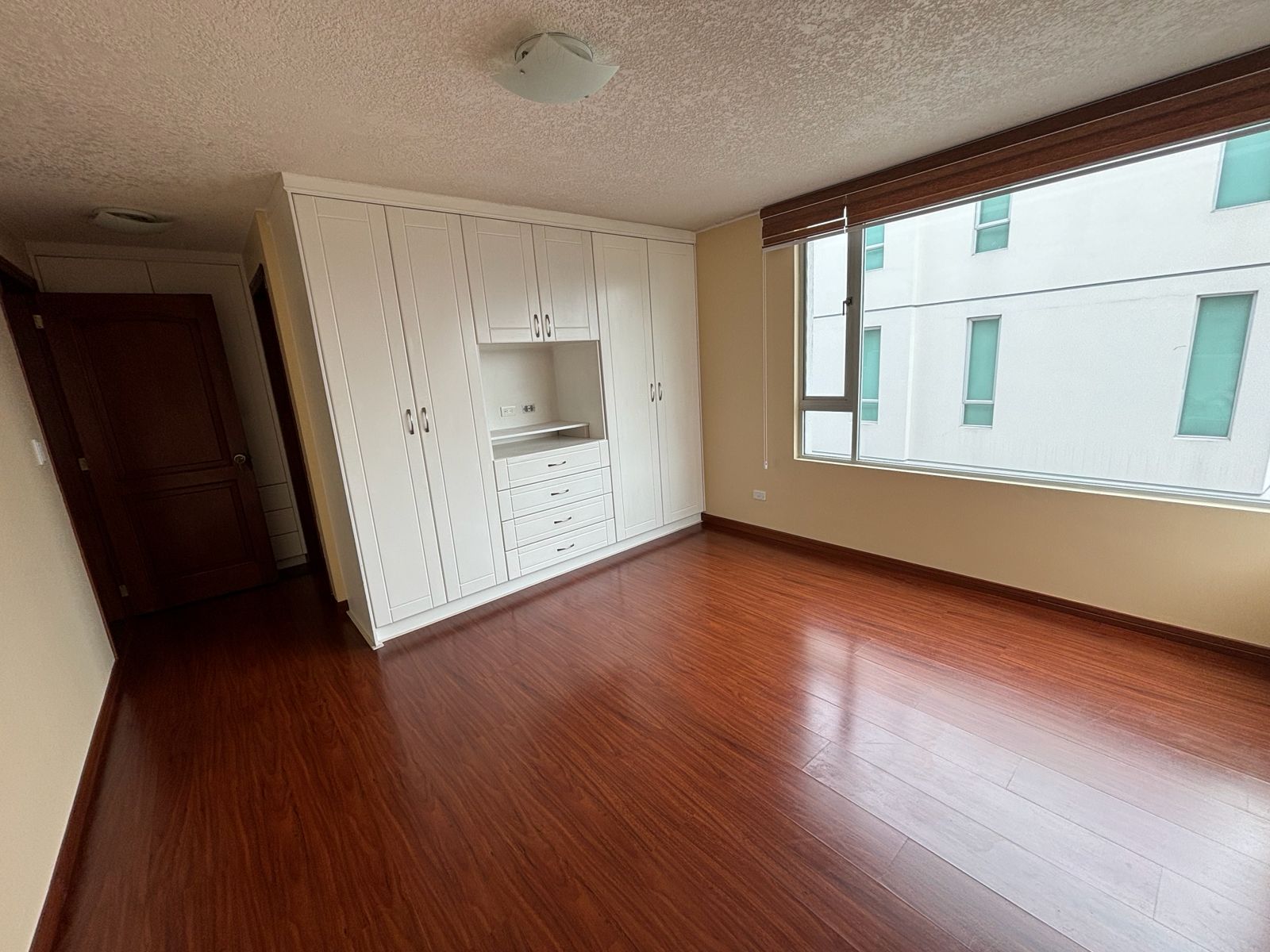 Departamento en Venta | Urbanización El Condado | 2 Dorm. | Seguridad 24/7
